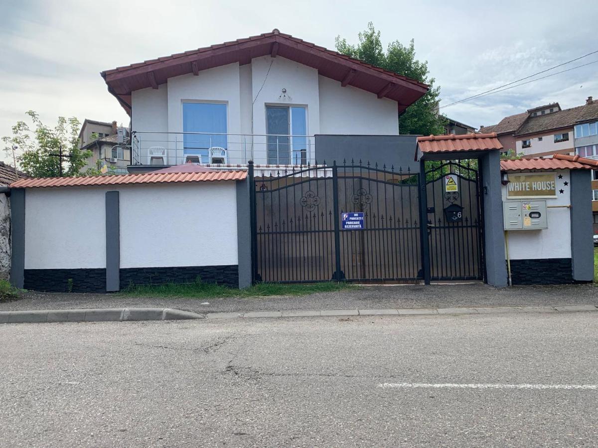 White House Guest House Hunedoara Exterior foto